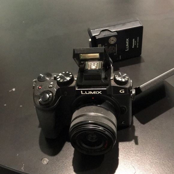 Lumix Camera G7 14-42 Lens with extra battery pack